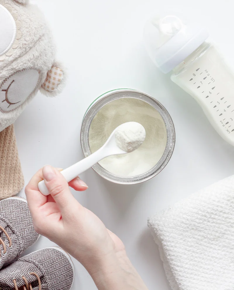 barattolo e cucchiaio di latte in polvere